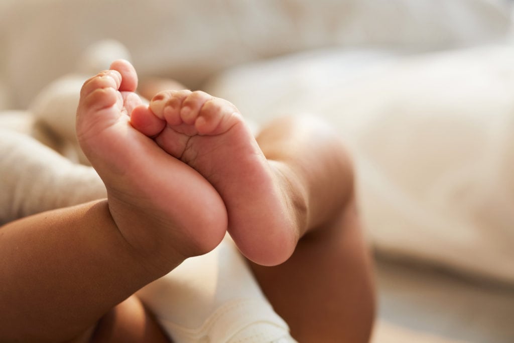 Bebé nace con su gemelo en el estómago