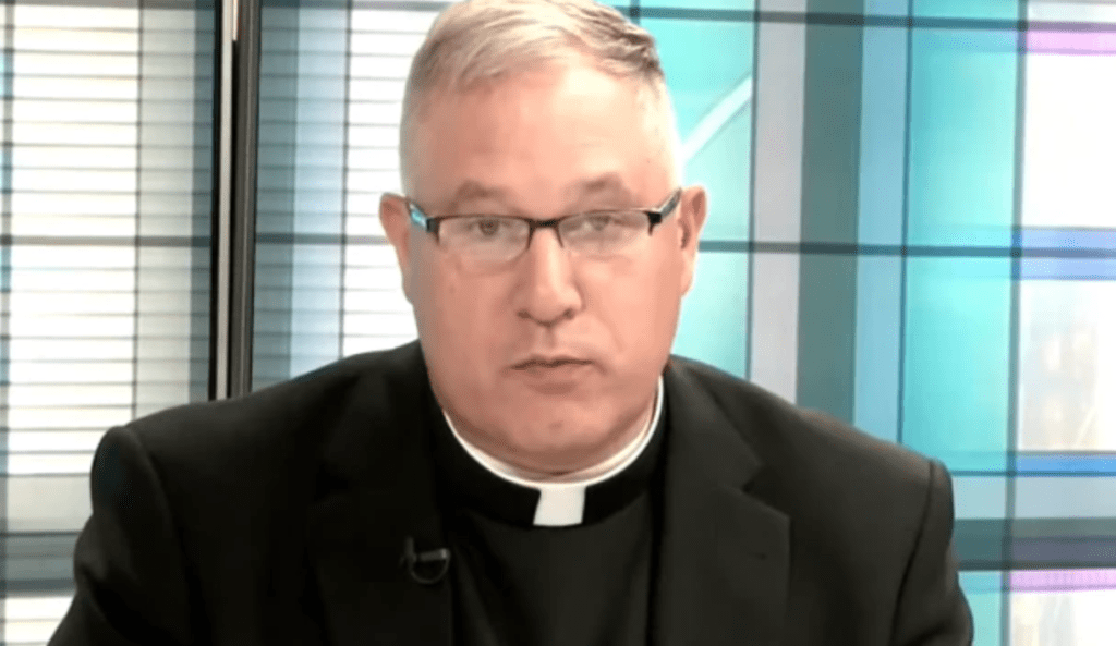 Obligan a sacerdote a renunciar de su cargo luego que se revelara que visita bares gay