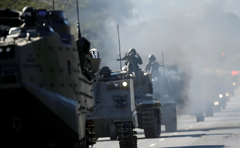Bolsonaro muestra su fuerza militar para presionar la aprobación del voto impreso