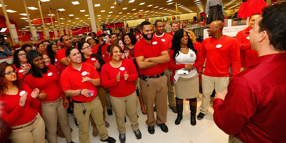 Target anuncia que pagará la universidad de 300,000 de sus empleados