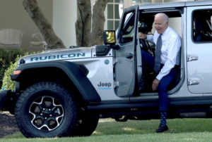 Biden firma orden ejecutiva para que en 2030 vehículos sean eléctricos