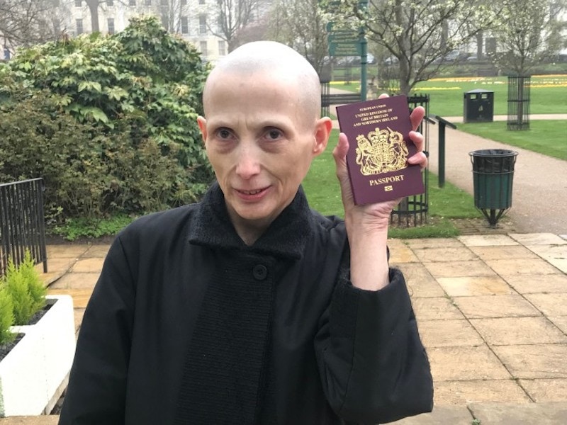 Activista se enfrasca en una disputa judicial para que el pasaporte incluya el género neutro