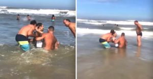 Desconocidos ayudan a un padre a cumplir el sueño de su hijo con discapacidad, lo bañaron en el mar