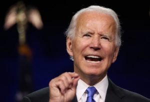 Biden borra con decretos las huellas de Trump, dice no a la “tolerancia cero”