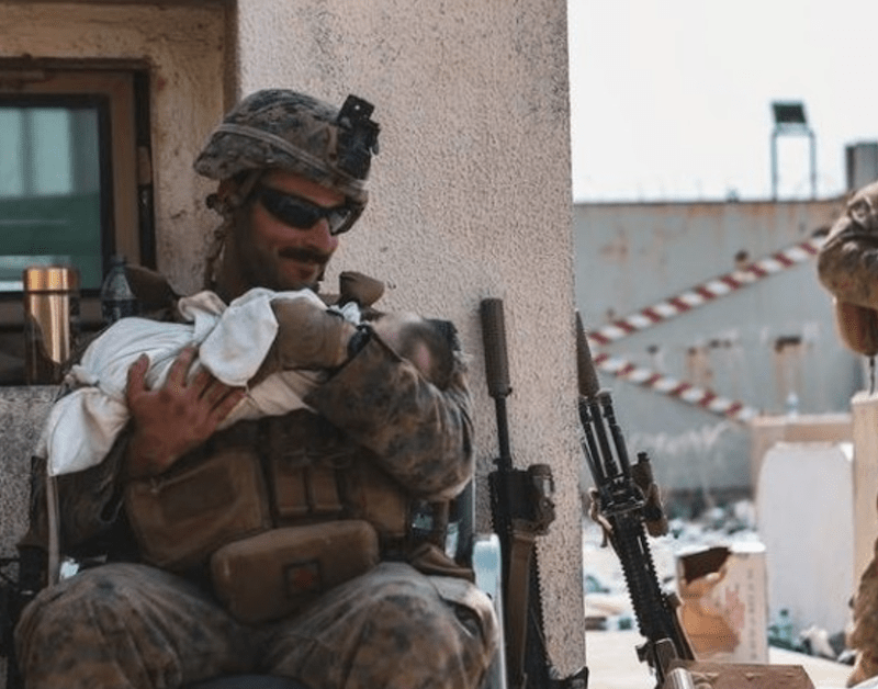 Un marine cargando a un bebé afgano, la imagen icónica del terror al poder Talibán en Afganistán
