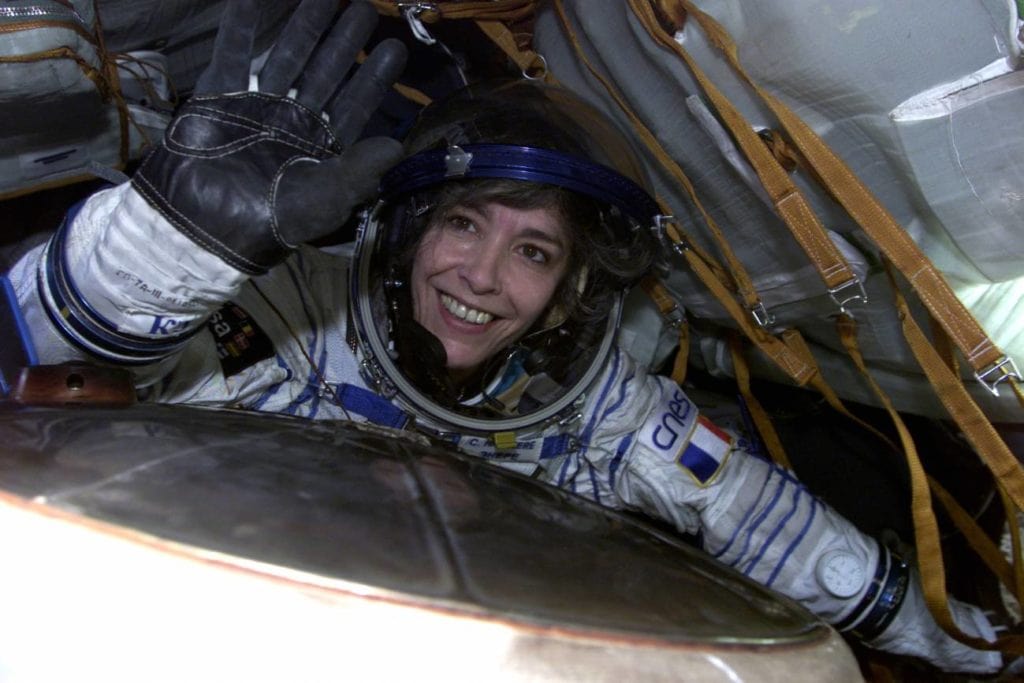 ¿Por qué las mujeres astronautas realizan menos caminatas espaciales que los hombres?