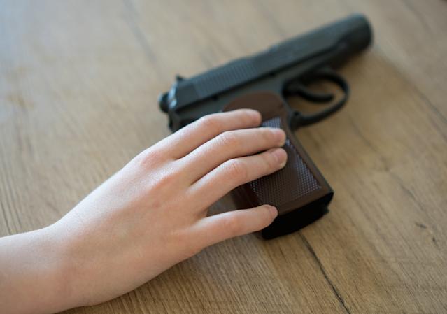 Niño de unos 4 años le dispara a su madre en la nuca cuando ella hacía una videollamada