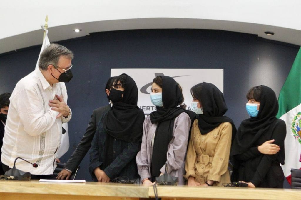 México recibe a cinco mujeres afganas de equipo de robótica
