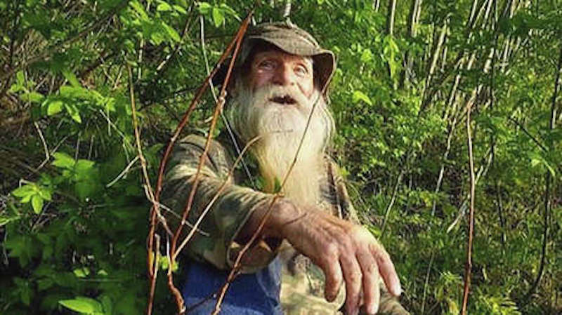 Hombre pasó 27 años aislado en el bosque, al descubrirlo fue desalojado y detenido