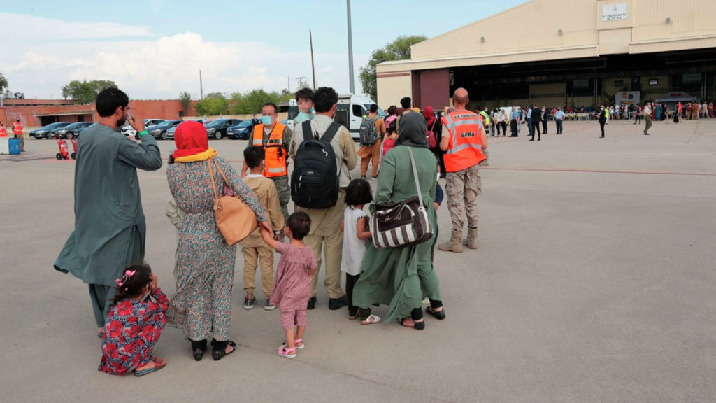 EE.UU tramita el recibimiento de 50.000 afganos evacuados