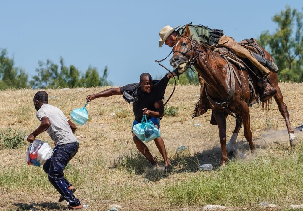 La icónica imagen de migrantes haitianos siendo azotados por agentes estadounidenses