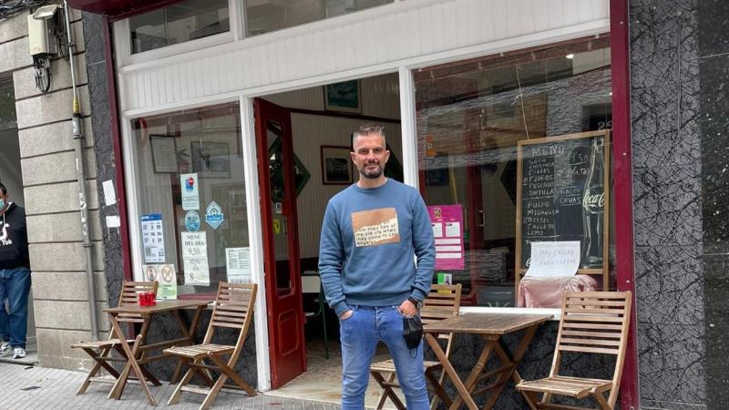 Joven no tenía dinero para un plato de comida, dueña de bar le da una sorpresa