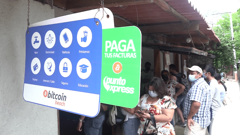 El Salvador llega al medio millón de usuarios en billetera bitcoin y abre cajeros en EEUU
