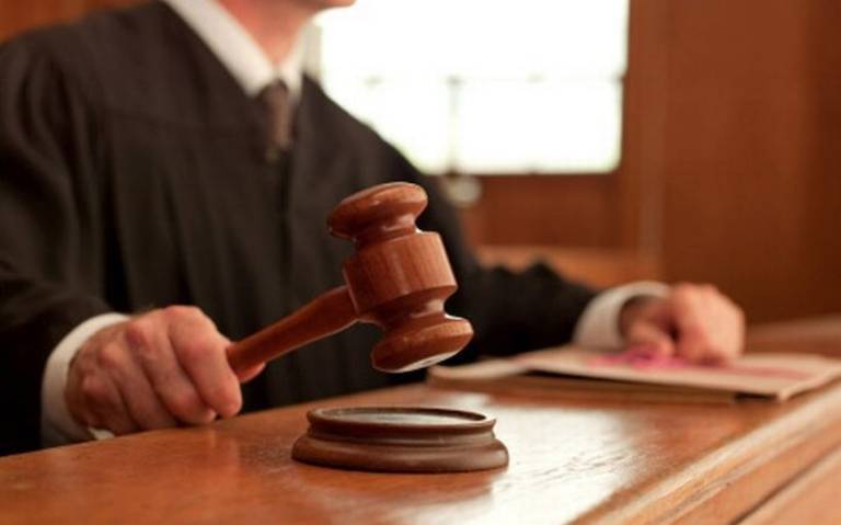 Madre pierde la custodia de su hijo por no querer vacunarse contra el coronavirus