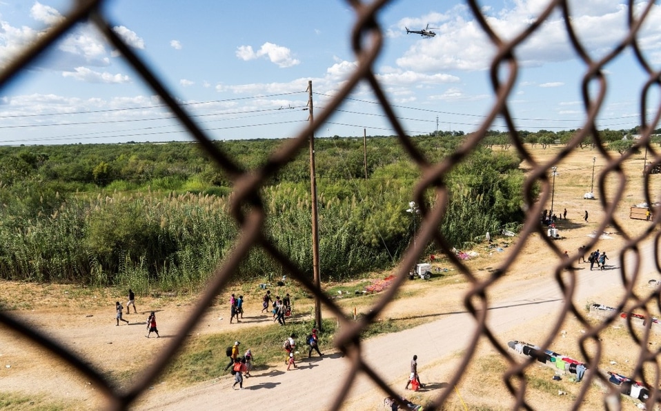 Juez impide que gobierno de Biden expulse a familias inmigrantes