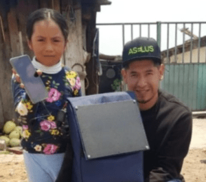 Joven crea mochila solar a base de piel de nopal que puede cargar los celulares de un aula de clases