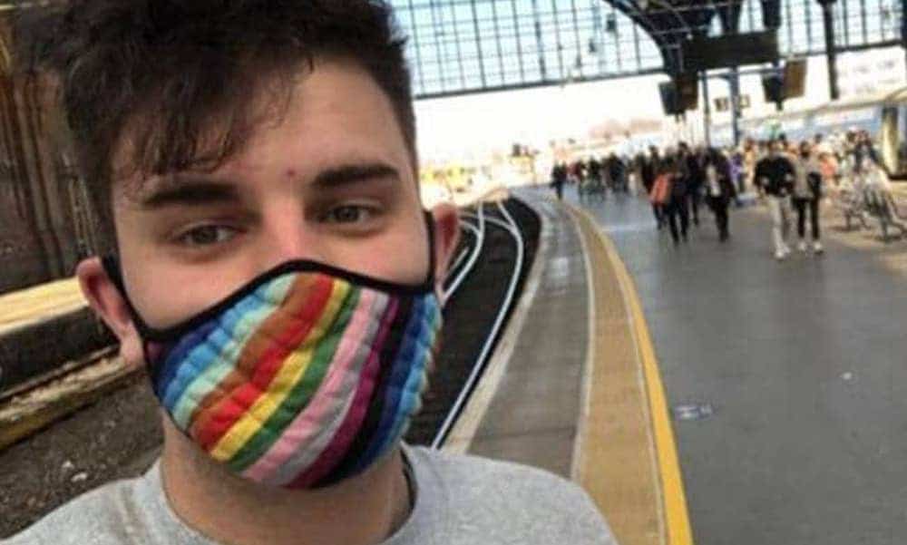 Servicio de transporte se ve obligado a pedir disculpas a persona no binaria por no incluirle en su saludo