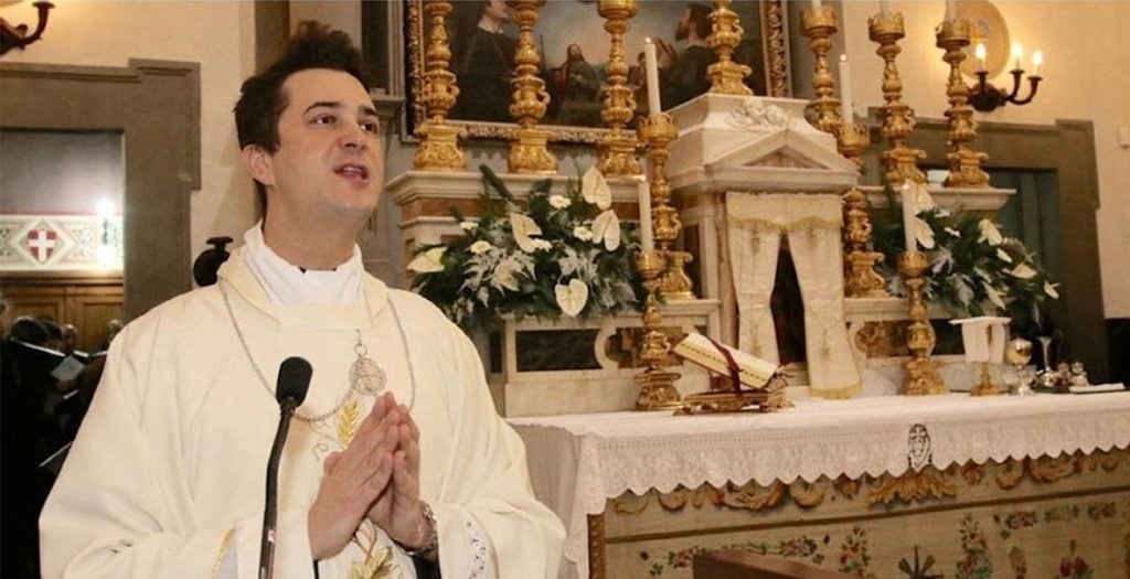 Descubre a sacerdote organizando fiestas y comprando drogas con las ofrendas de los fieles