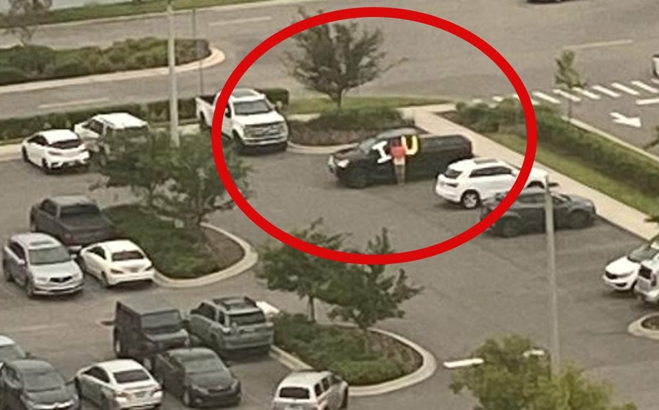 Bombero con un letrero de “te amo” visita todos los días a su esposa hospitalizada con Covid-19