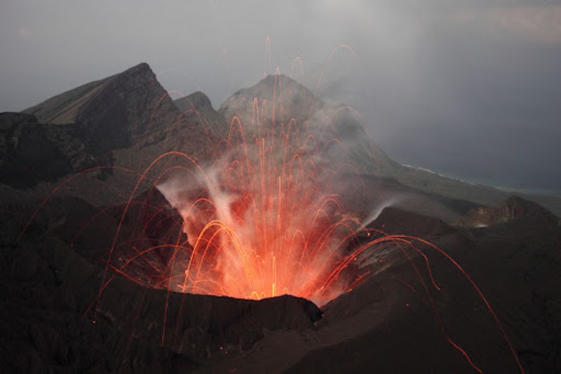 Volcán Suwanosejima en Japón entra en erupción