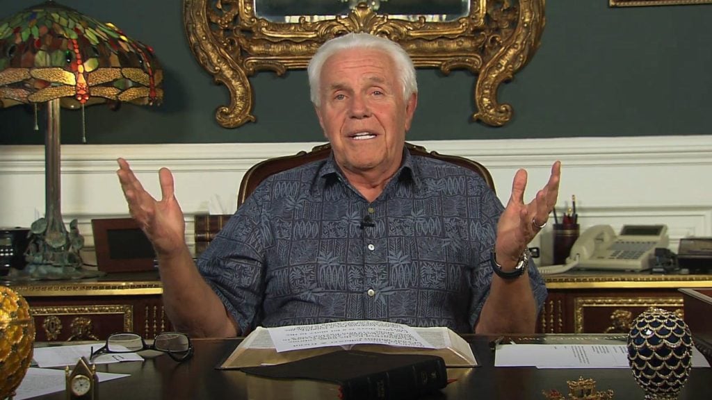 Pastor asegura que Jesús no ha regresado porque no se está ofrendando lo suficiente