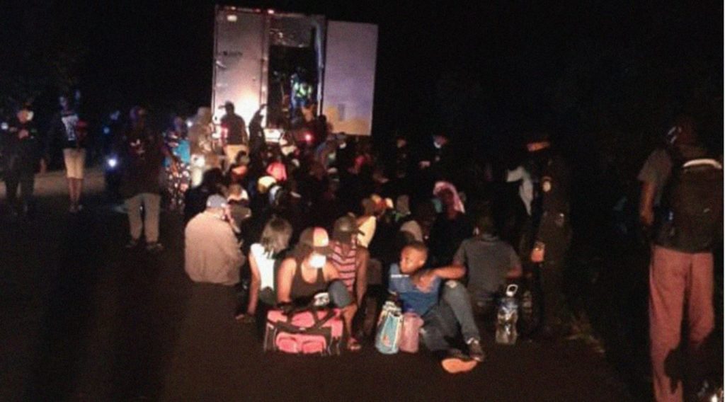 Rescatan a más de120 migrantes de un trailer abandonado en Guatemala