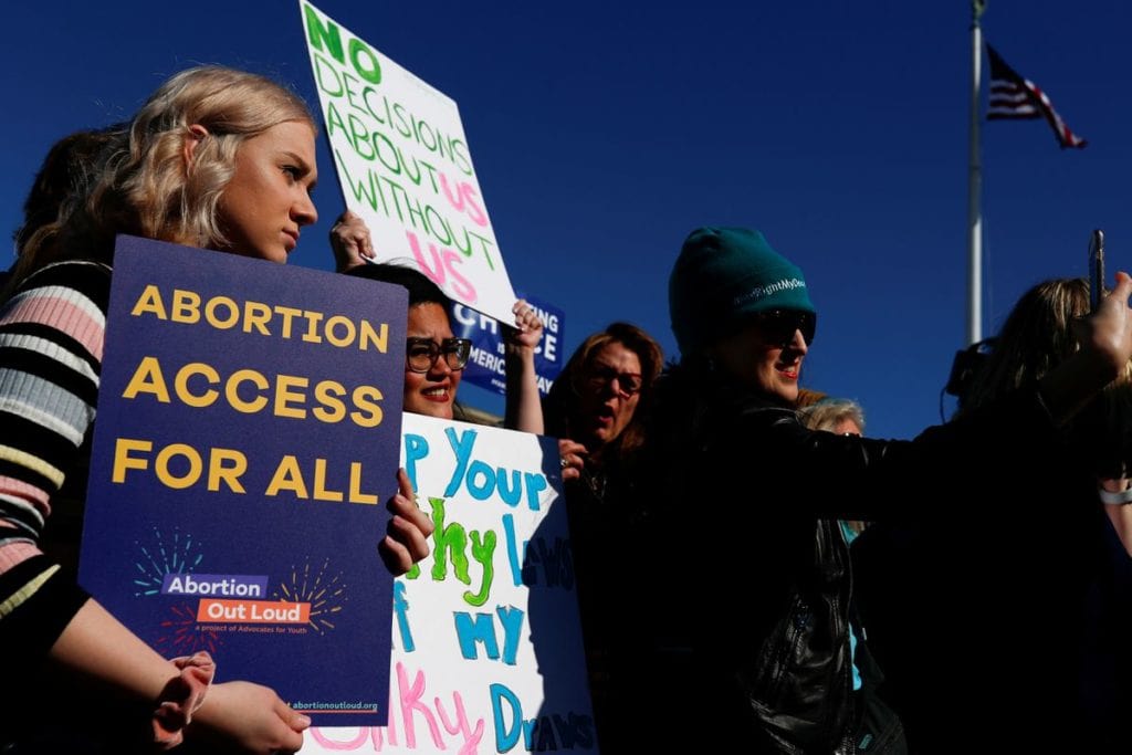 Juez bloquea prohibición del aborto en Texas