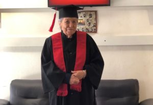 Abuelita de 93 años se gradúa de la Universidad con excelencia