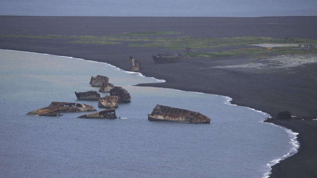 “Barcos fantasmas” emergen del océano tras erupción de volcán en Japón