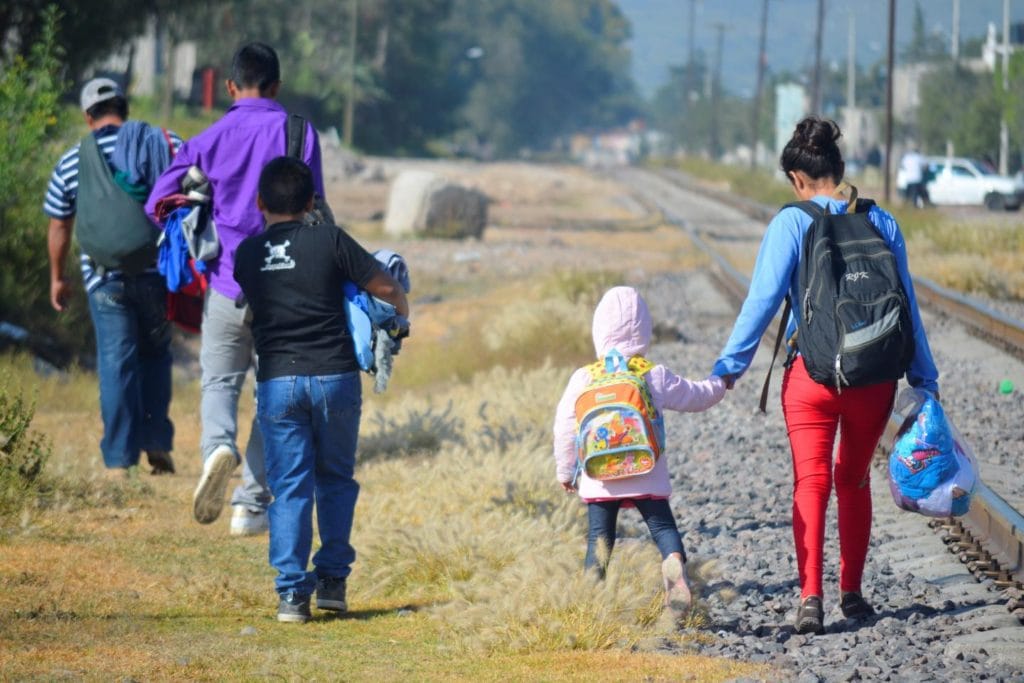 Entra orden que frena expusion de familias migrantes a Mexico por la pandemia