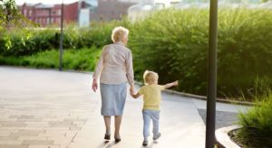 Descubren por qué las abuelas consienten más a sus nietos que a sus hijos