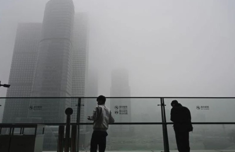 Pekín se paraliza tras amanecer bajo una densa nube de contaminación