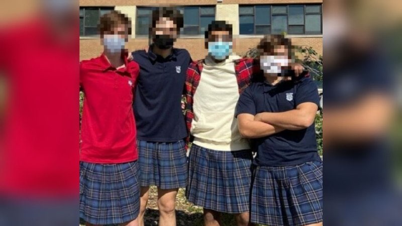 Polémica en Inglaterra por exigir a alumnos ir en faldas