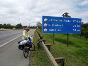 Padre viaja mil km en bicicleta para cumplir su promesa de estar en la graduación de su hijo