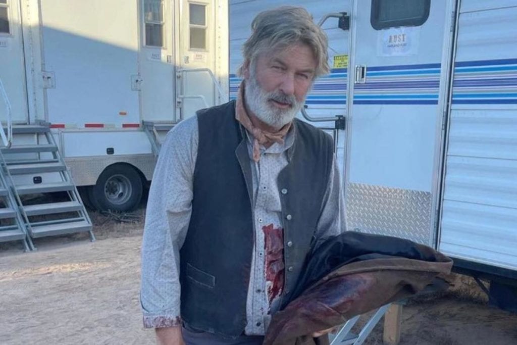 Presentan primera demanda por negligencia contra Baldwin y equipo de ‘Rust’ por la muerte de la directora de fotografía