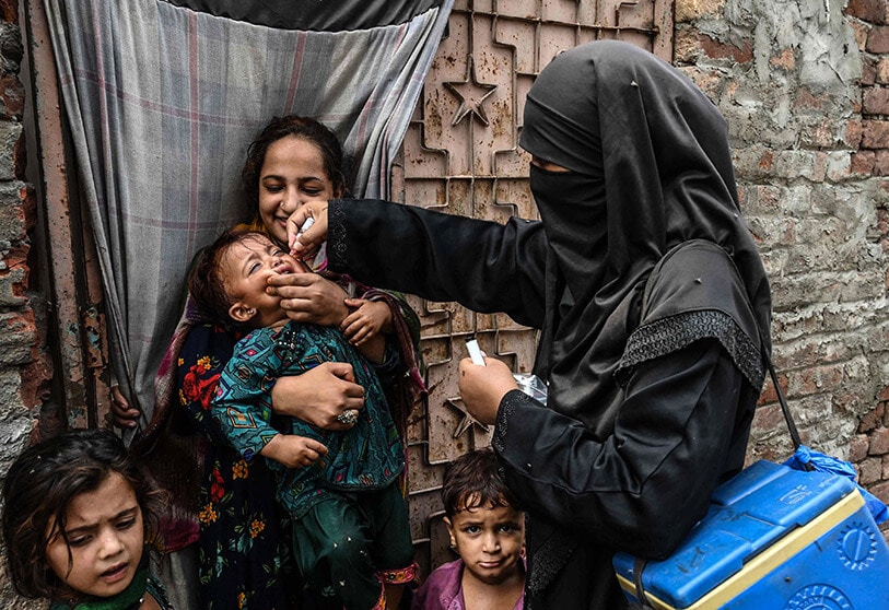 Talibanes aceptan vacunar a los niños afganos, un logro de la ONU