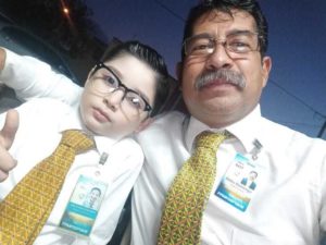 Ian, el pequeño que celebró su cumpleaños vestido como chofer para honrar a su abuelo