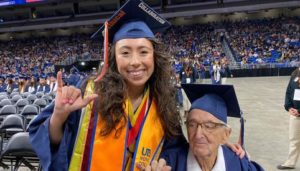 El dúo de 87 y 23 años se gradúan el mismo día: Abuelito y nieta alzaron el título universitario con orgullo