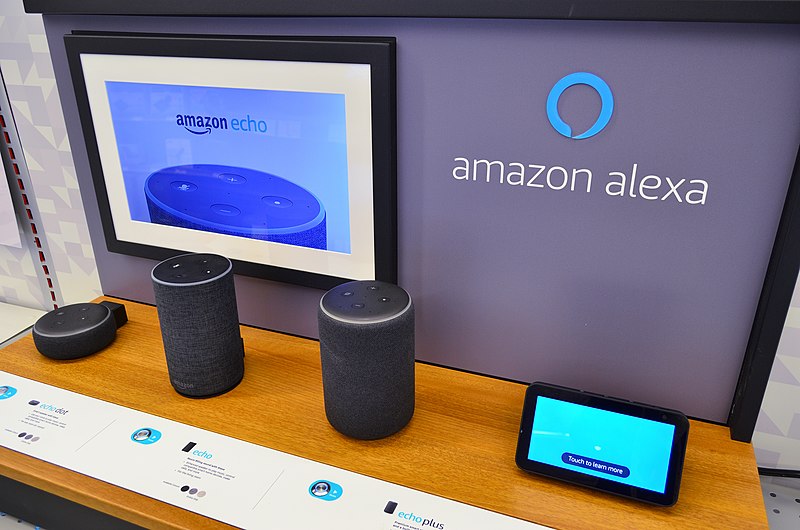 Alexa le pide a una niña que inserte una moneda en un enchufe eléctrico