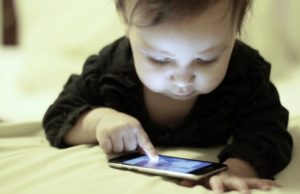 “Irresponsables” los padres que les dan celulares a niños menores de 10 años, según especialista