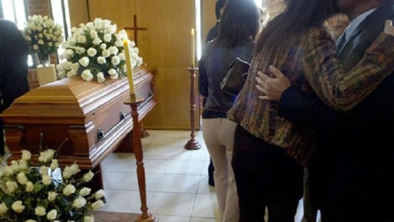 Hombre muere repentinamente durante el funeral de su esposa