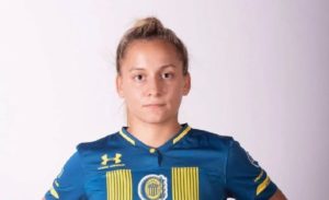 Jugadora gay denuncia que fue despedida por besar a su compañera