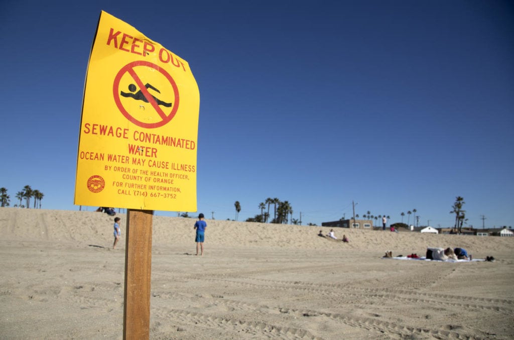 Cierran playas al sur Los Ángeles a causa de extenso derrame de aguas residuales