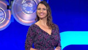 Critican e insultan a presentadora que se negó a decir “todes”