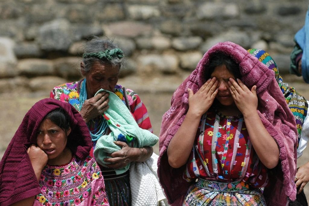 Condenan a exparamilitares por violar a mujeres indígenas en Guatemala en los 80