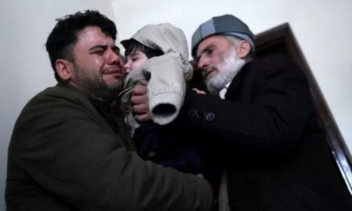 Familia afgana se reúne con su bebé entregado a un soldado en el aeropuerto de Kabul