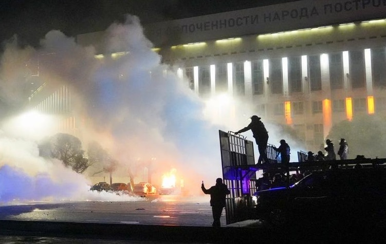 Masivas protestas en Kazajistán desestabilizan al gobierno