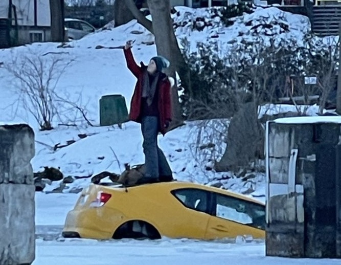 Mujer se toma fotografías mientras su carro se hunde en un río