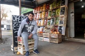 Verdulero guardó por un mes la cartera de una clienta con $7 mil