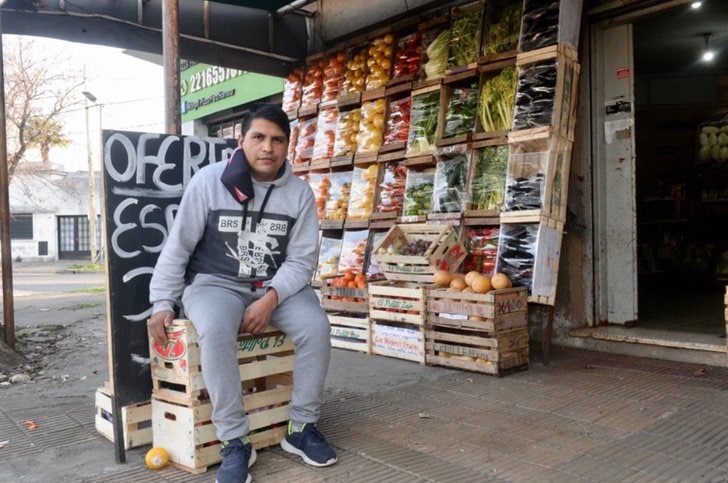 Verdulero guardó por un mes la cartera de una clienta con $7 mil